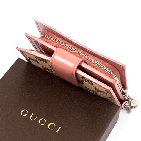 gucci bifold short wallet.